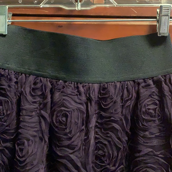 Purple rose pattern skirt with elastic waistband. - Picture 3 of 4